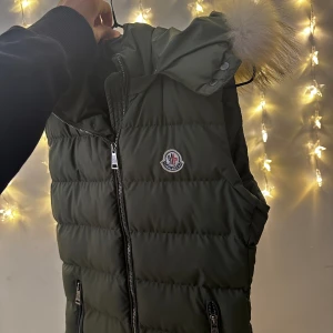 Moncler Väst  - Jag säljer denna moncler väst som är äkta men inte riktigt min stil längre, storlek 1 vilket motsvarar Xs skulle jag säga.  Skriv vid eventuella frågor eller fler bilder om önskas.  Jag vill få allt sålt så fort som möjligt och därav det billiga pris