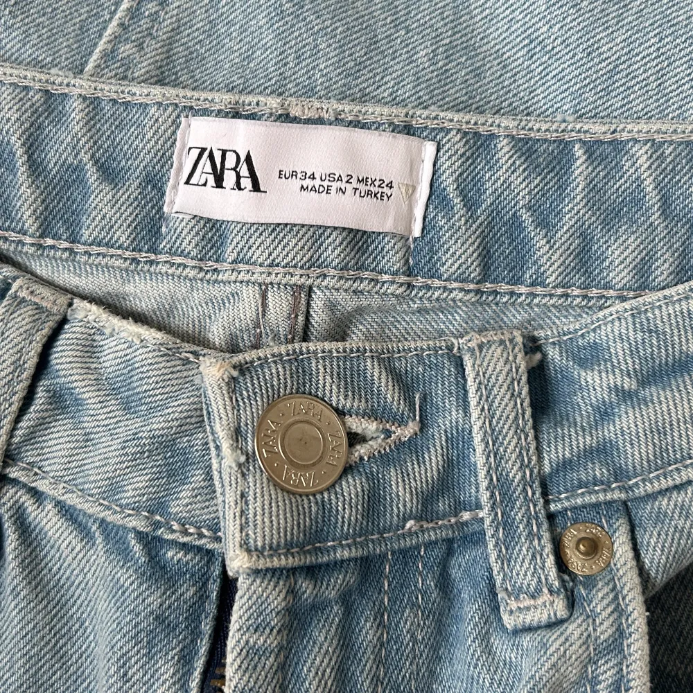 Säljer dessa mönstrade jeans som jag endast använt en gång, de har medelhög midja☺️. Jeans & Byxor.