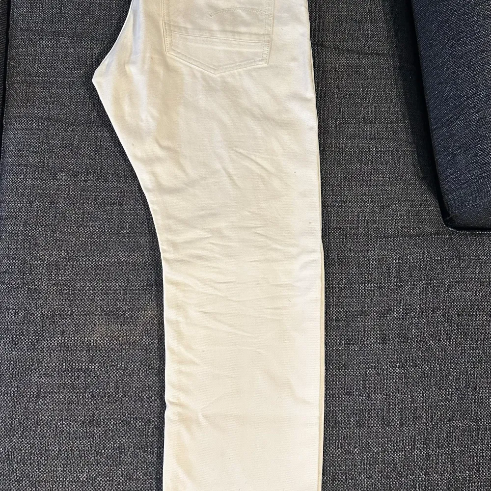 Mycket fina G-star raw jeans i färgen vit med straight leg passform Perfekt för sommaren.  Storlek: W32, L30  Nypris 1400kr. Jeans & Byxor.