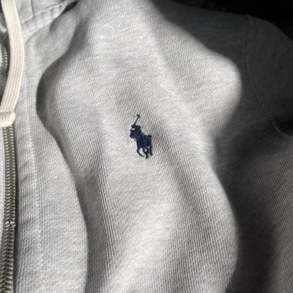 Ralph lauren zip hoodie i storlek s❤️ tecken på användning förekommer men inga fläckar eller synliga defekter. . Hoodies.