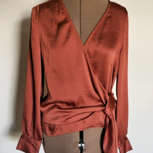 Oanvänd satinblus - Oanvänd blus med detalj från märket About you