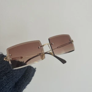 Bruna solglasögon  - Skiftar lite röd-brunt. Perfekt i sommar och på festival!