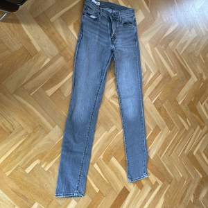 Levis jeans modell 511, W30, L34 säljes. Inga fläckar eller hål. Beninnermåttet är 88 cm.