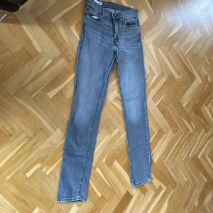 Jeans - Levis jeans modell 511, W30, L34 säljes. Inga fläckar eller hål. Beninnermåttet är 88 cm.