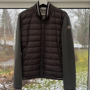 Moncler cardigan  - Säljer nu min moncler cardigan i jätte fint skick 9/10, Storlek L passar M/S, köpt från kaspersheat så kvitto finns och medföljer såklart! Skriv privat för mer information🤩