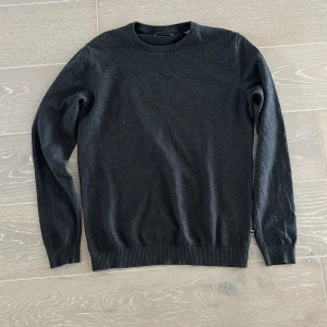 Jack & Jones stickad tröja  - Grå stickad tröja från Jack & Jones  Mycket bra skick  Nypris 550kr