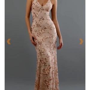 Balklänning - Jättefin balklänning i guld💛 Säljer då jag hittat en annan klänning till balen🤗 Denna har storlek M men passar även mindre💕