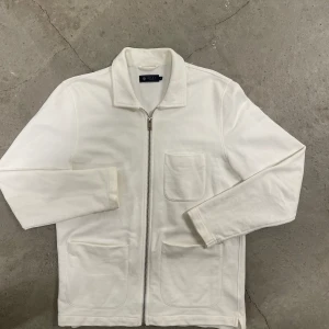 Riley / Brothers jacka - Riley jacka ifrån Brothers utav märket Riley. Storleken är medium men kan användas som storlek large om man önskar en tightare passform. Materialet är följsamts och en del stretch.