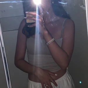 Linne h&m - Har använt den ett fåtal gånger men sitter jättefint på och formar kroppen på ett jättefint sätt🫶🏻 Den är i xs men sitter bra på s också skulle jag säga💞