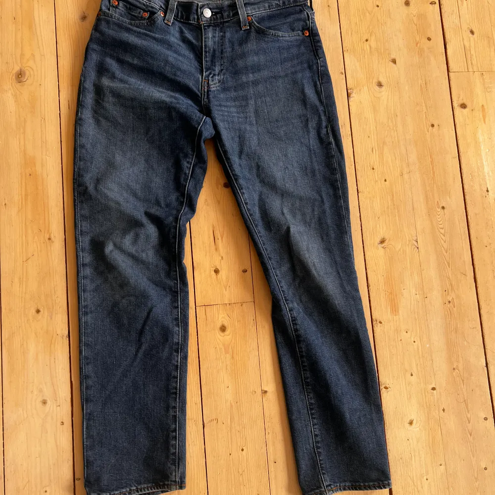 Nästan helt nya Levis jeans ! Passar till allt !  Strl 30,30 Nypris 1200. Jeans & Byxor.