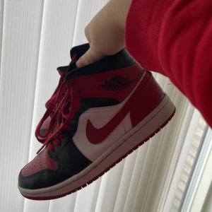 Röda jordans - Fina röda jordans i bra skick. Kommer bli finputsade storlek 37,5 men passar som 38 också