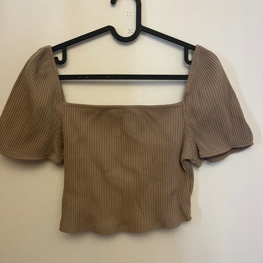 Light brown summer tee with no tears or cuts only worn twice . Blusar.