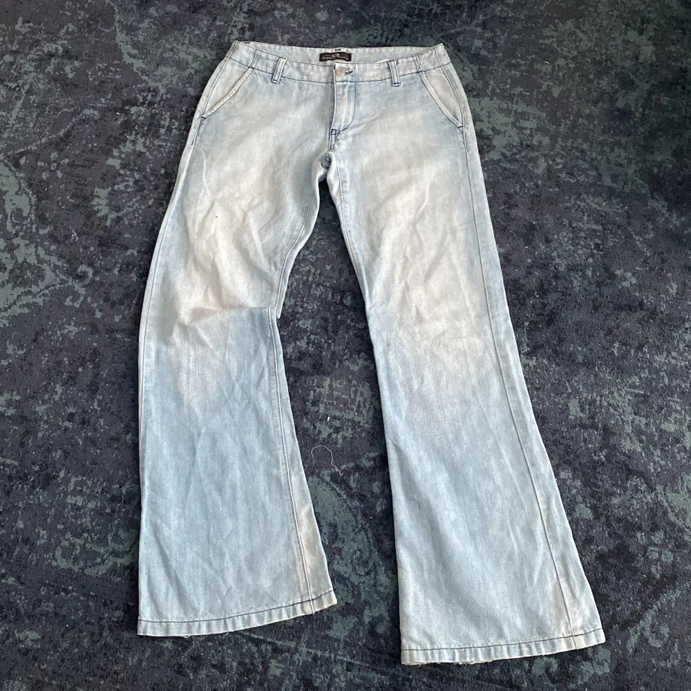 2000-tal mid rise jeans i bra skick🎀. Jeans & Byxor.