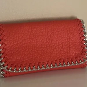 Tiamo väska  - En super fin kedja väska, den minsta storlek alltså en liten size. Väldigt bra skick. Fler frågor kom dm. Nytt pris 450kr