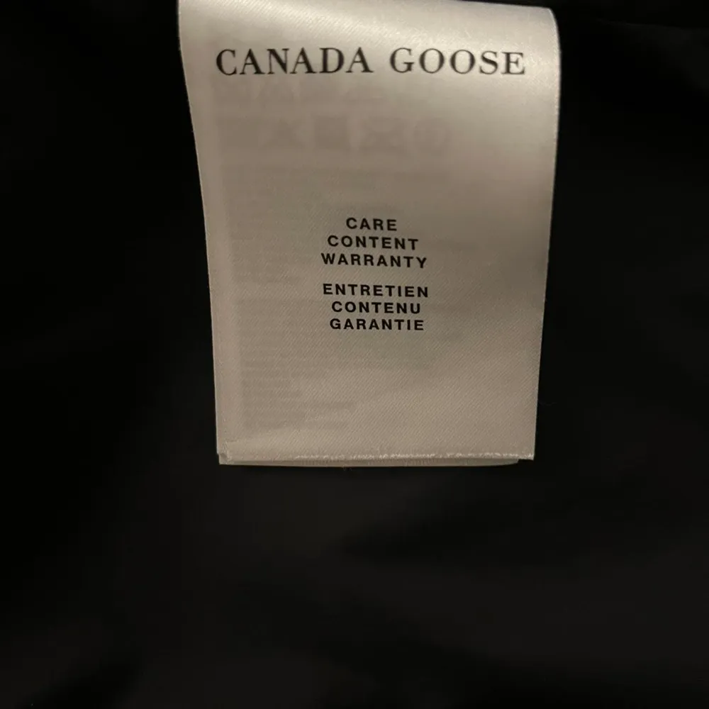 Säljer min Canada Goose Jacka som jag köpte Okt 2022 använd max i 6 månader. Välvårdad. Herr, stl S. Köpt från Skistarshop.com Kvitto finns.. Jackor.
