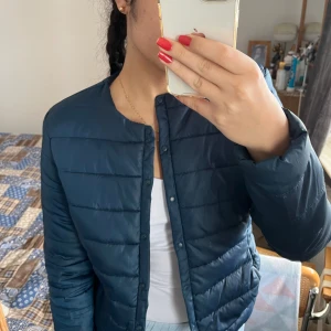 Uniqlo-liknande jacka - Intressekoll på min uniqlo-liknande jacka från Terranova i storlek M! Den är mörkblå, använd en enda gång därav perfekt skick utan några skador! 💕💕💕