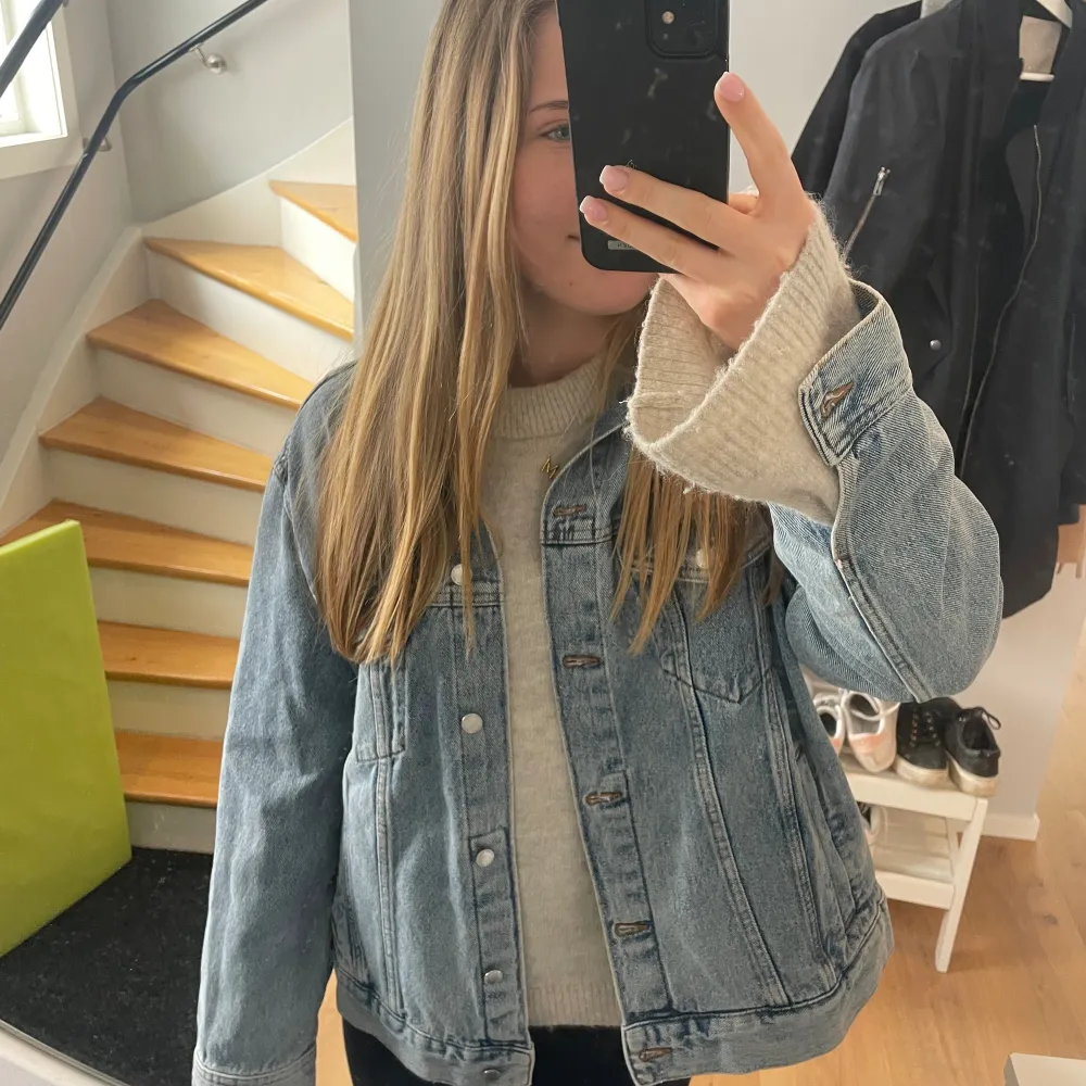 Oversized skitsnygg jeansjacka! Perfekt till våren. Pris kan diskuteras. Skriv privat för fler bilder!💗Passar mig som vanligtvis har S. Jackor.