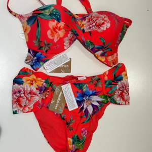 Helt ny bikini set från calzedonia med prislappar kvar. Storlek L på underdelen och storlek L / 75d, 80c, 85b på överdelen 