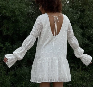 Vit klänning - Somrig vit klänning. Passar perfekt som studentklänning. Helt oanvänd och prislappen sitter kvar. Finns inte kvar på hemsidan. 