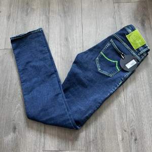 Säljer dessa jeans i storlek 30/32. Super fint skick, extremt sällsynta med lapp kvar 