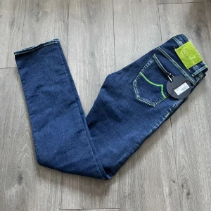 Jacob Cohen jeans - Säljer dessa jeans i storlek 30/32. Super fint skick, extremt sällsynta med lapp kvar 