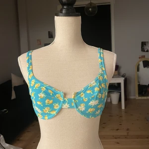 Bikini - Köpt i södra Frankrike! Högmidjad underdel men måtten 27 över midja och ner ca 21. Överdel va 75a-B