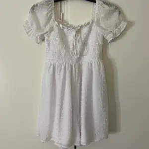 Säljer denna vita klänningen då jag inte haft användning av den. Aldrig använt den så den är i jätte bra skickt! Klänningen har ett par typ av inbyggda shorts.Dm mig om ni har några frågor. !Köparen står för frakten!