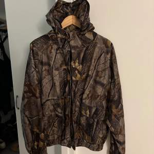 Låter den här skönhet gå😀jätte fin real tree camo jacka som sitter svin snyggt. Köpt på second hand i Stockholm. Finns ett hål på insidan av jackan som inte märks när man har den på sig. Hojta om du är intresserad. Pris inte hugget i sten😀