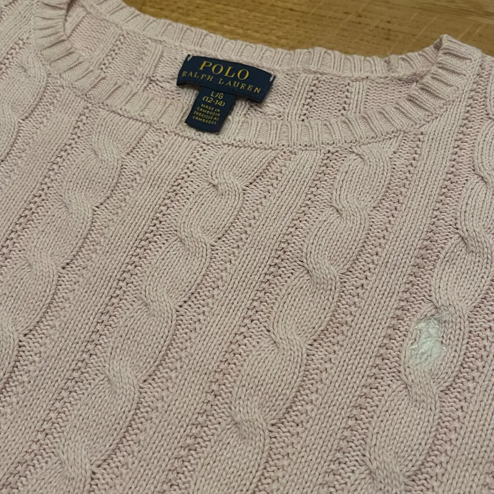 En mycket fin baby rosa Polo Ralph Lauren stickad tröja. Den är använd men i toppskick utan skador! Den är köpt i USA för ca 1500kr. Tryck gärna på ”köp nu”!💗. Tröjor & Koftor.