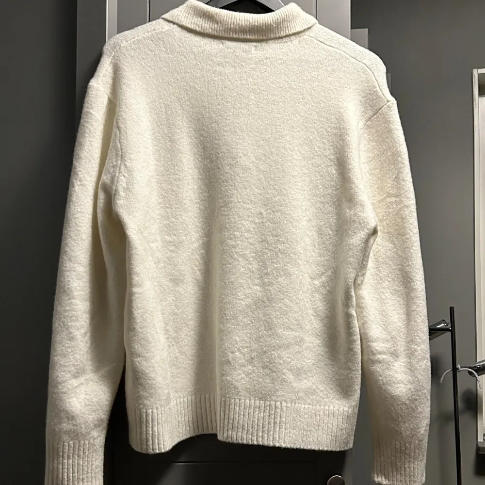 Fräsch stickad tröja från Zara  Använt den fåtal gånger  Skick 9,5/10. Stickat.