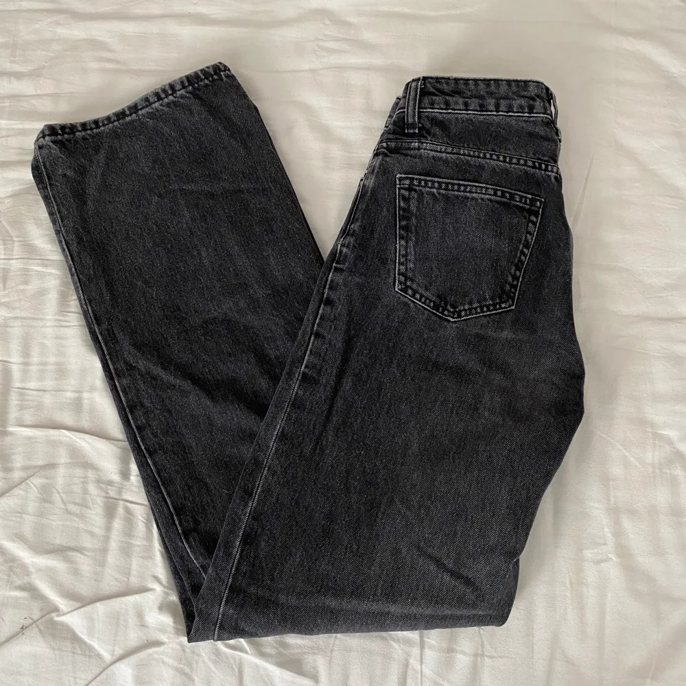Högmidjade jeans, perfekt till er med långa ben. Har används en del och normal i storleken.. Jeans & Byxor.