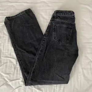 Högmidjade jeans, perfekt till er med långa ben. Har används en del och normal i storleken.