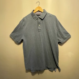 Tommy Hilfiger piké - Inga hål eller slitage förekommer. Blå färg och med passformen XL. Hör av dig om du har några frågor :)