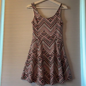 Mönstrad klänning  - Mönstrad klänning från HM i storlek 36. Bra skcik 