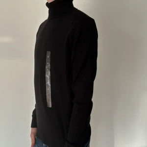 Kragtröja Jack&Jones - KragTröja från Jack&Jones | Storlek: S - Skicket på Kragtröjan är väldigt bra utan defekter - mitt pris: 199kr - Nypris: 599kr - Modellen är 175cm och väger 75kg