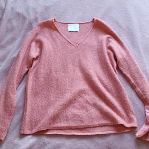 En rosa Finstickad tröja i strl M. Ursprungligen från Ullared men har hängt i garderoben ett tag därav säljes den. Lite nopprig men de går lätt bort om man vill 