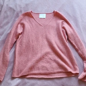Finstickad tröja strl M - En rosa Finstickad tröja i strl M. Ursprungligen från Ullared men har hängt i garderoben ett tag därav säljes den. Lite nopprig men de går lätt bort om man vill 