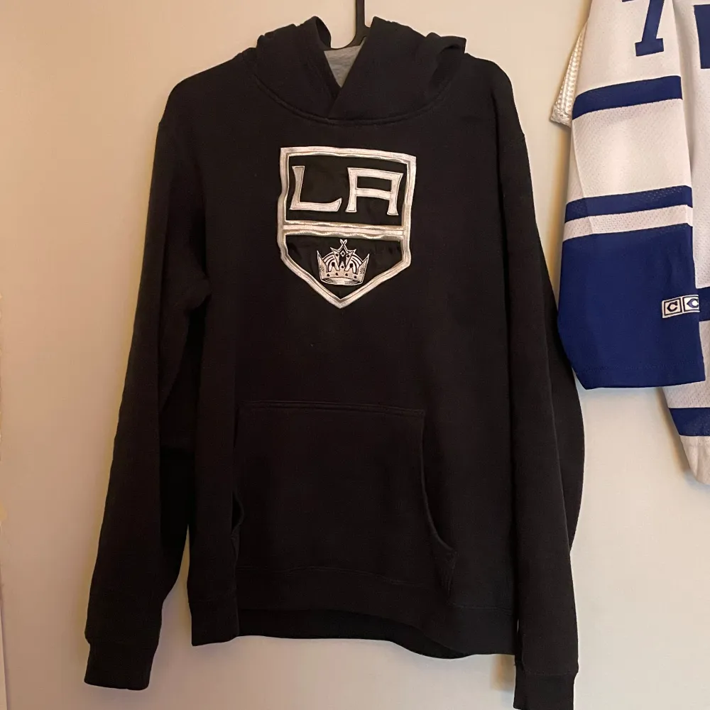 NHL hoodie med La kungs tryck. Storlek s.   Hoodien är i bra kondition. Den är i bra kondition 10/10. Hoodies.