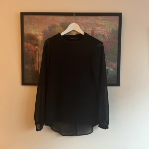 Svart tröja  - Svart tröja från ZARA i storlek S. 🌸