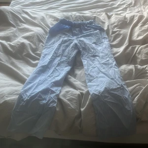 Byxor - Säljer oanvända byxor från zara, de är i storlek xs men rätt så stora i storleken. Prislappen är kvar. 