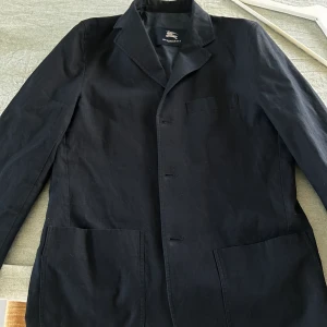 Burberry blazer / trench jacka - Fin burberry blazer/trench jacka i mörkblå färg. Jackan är i fint skick och storlek 50 IT (Medium).