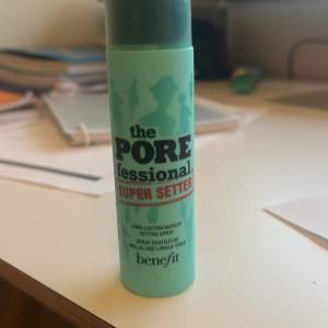 Benefit settingspray. Älskar dena settingspray men fick 2 så jag säljer den ena. OBS 1/4 ungefär är använd. Du kan fråga för en bild hur mkt. Nypris 229kr