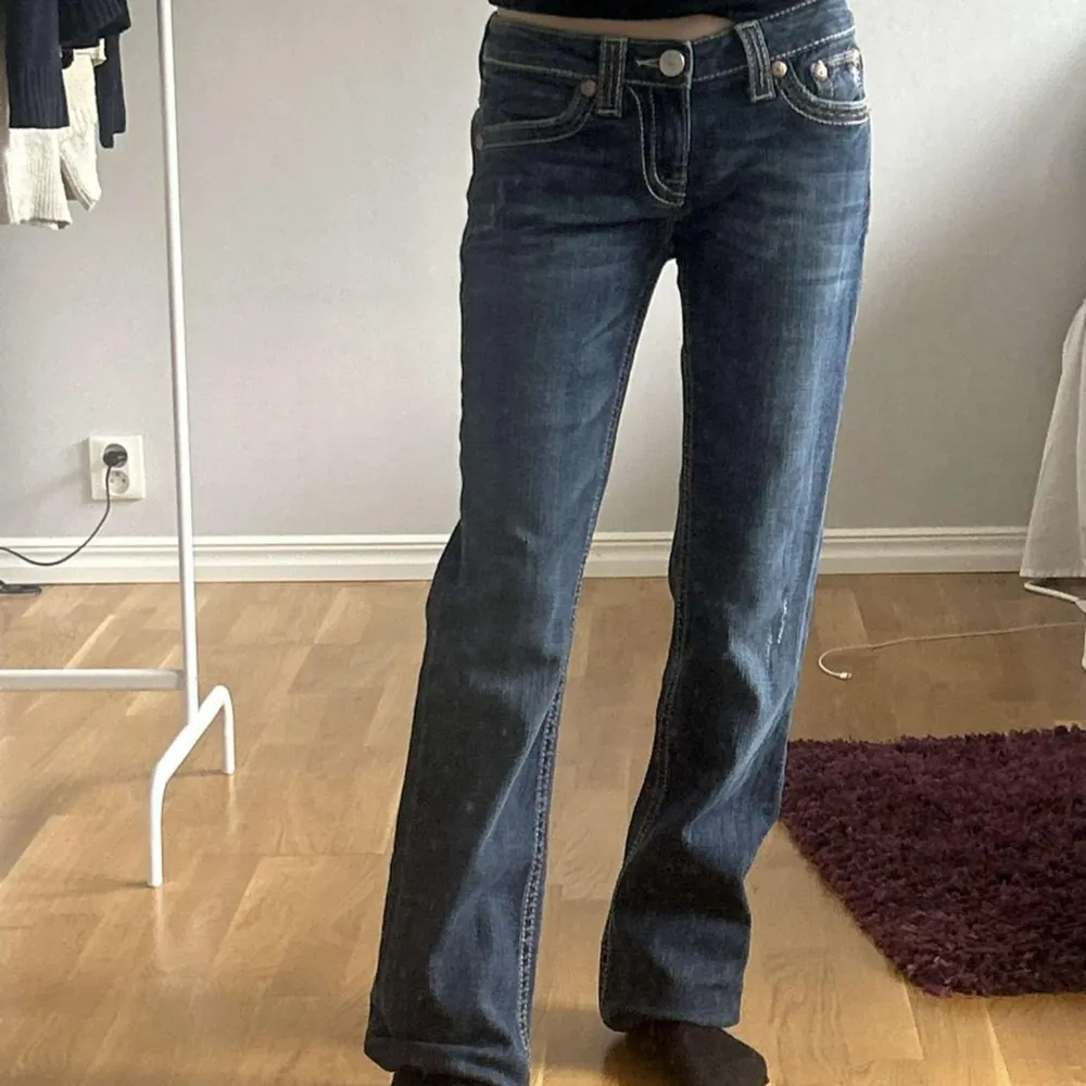 Väldigt fina Miss Me bootcut jeans! Byxorna är i mycket gott skick och har ett unikt vintage utseende💕Måtten är 36 cm över midjan och 81 cm i innerbensmått. Frågor och funderingar välkomnas😇.  31. Jeans & Byxor.