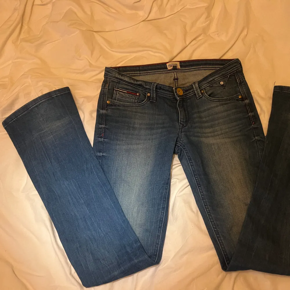 Jättesnygga lågmidjade jeans!Säljer de pga att de tyvärr är för stora för mig. Storleken är 28/34, midjemåttet rakt över är ca 39 cm o innerbenslängden ca 88cm. Bra skick, se bilder. Använd gärna ”köp nu”!!💞. Jeans & Byxor.