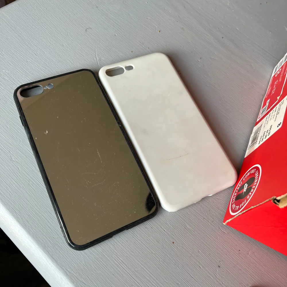 Säljer dessa två mobilskal till iPhone 8+. Säljer båda skalen för 30 kr eller ett skal för 15 kr, tveka inte och kontakta mig för frågor/bilder💖. Övrigt.