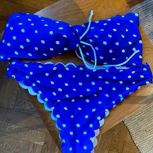 Bikini  - Blå bikini i nyskick som man knyter där fram. Bandaumodell. 