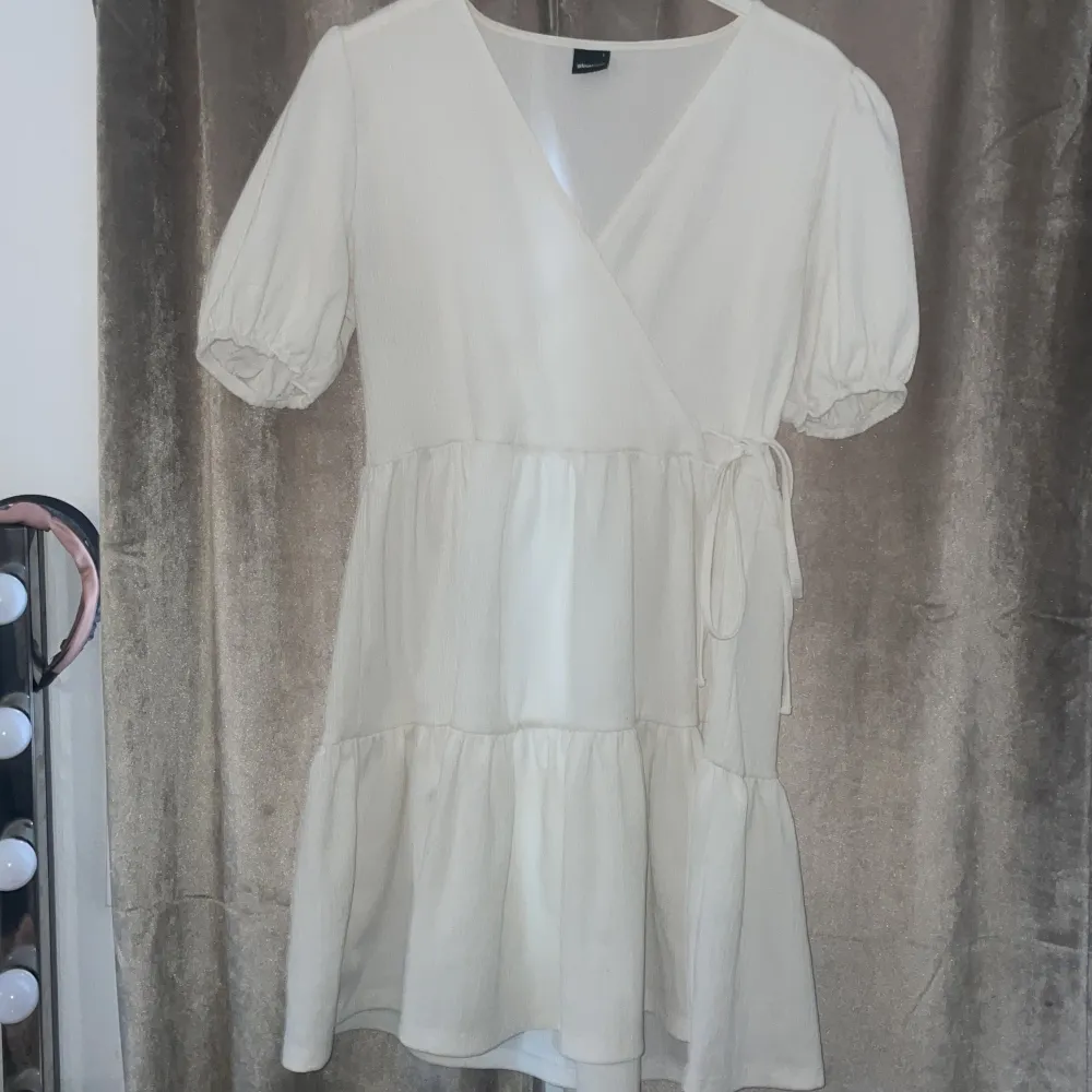 En vit klänning från Gina tricot som endast är använd en gång🤍.  Är i storlek L men sitter mer som en M. . Klänningar.
