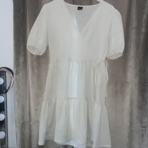 En vit klänning från Gina tricot som endast är använd en gång🤍.  Är i storlek L men sitter mer som en M. 