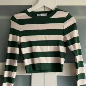 Långarmad tröja från Zara med gröna och vita ränder. Kort i modellen. Använd ganska mycket men i fint skick utan defekter. Säljer pga att den inte kommer till användning längre. Pris kan diskuteras. Använd gärna köp nu!💗