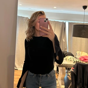 Stickad topp - Säljer denna supersöta topp från Gina men slit i armarna, sparsamt använd🩷